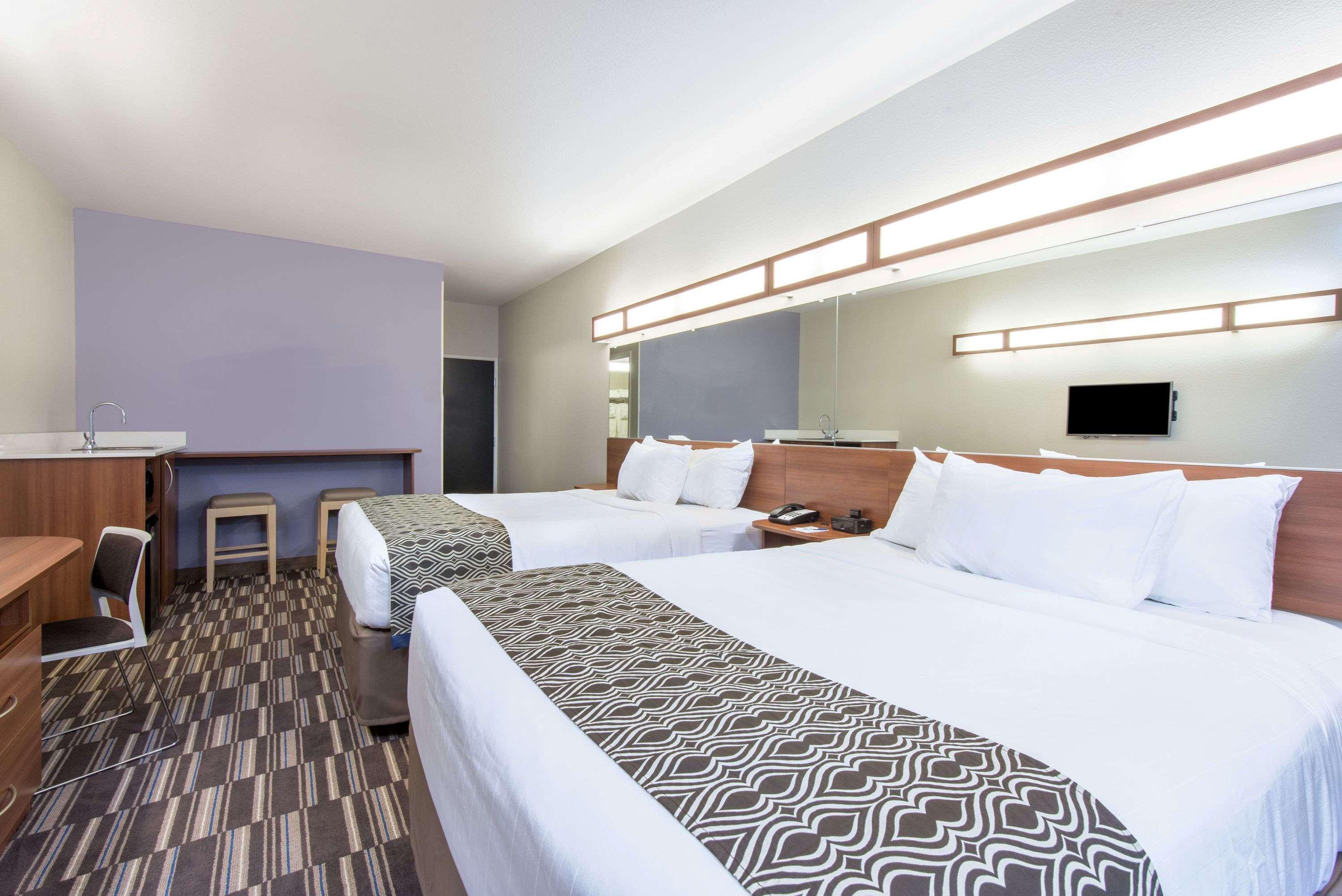 Microtel Inn & Suites By Wyndham Cadiz Bagian luar foto