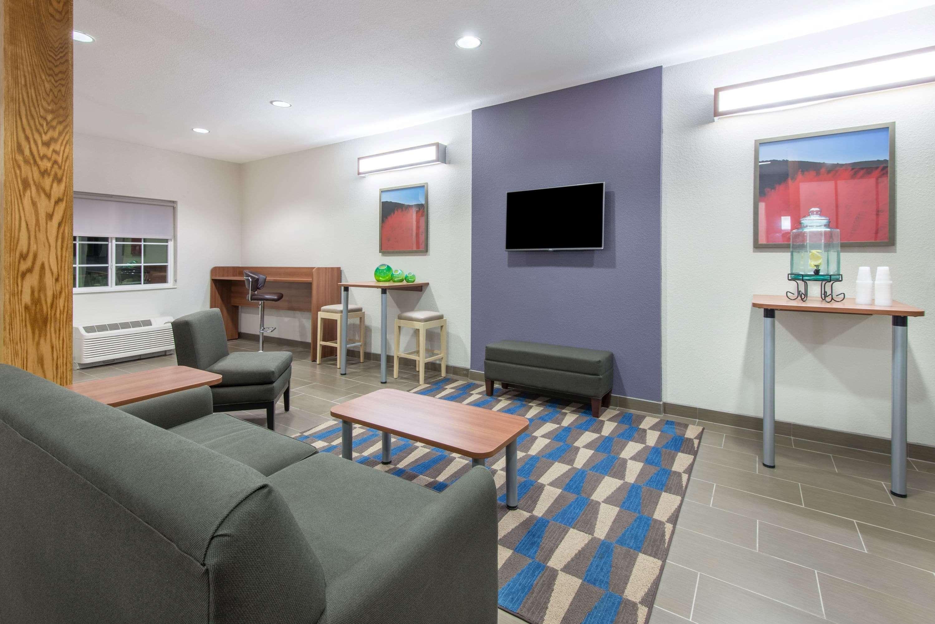 Microtel Inn & Suites By Wyndham Cadiz Bagian luar foto
