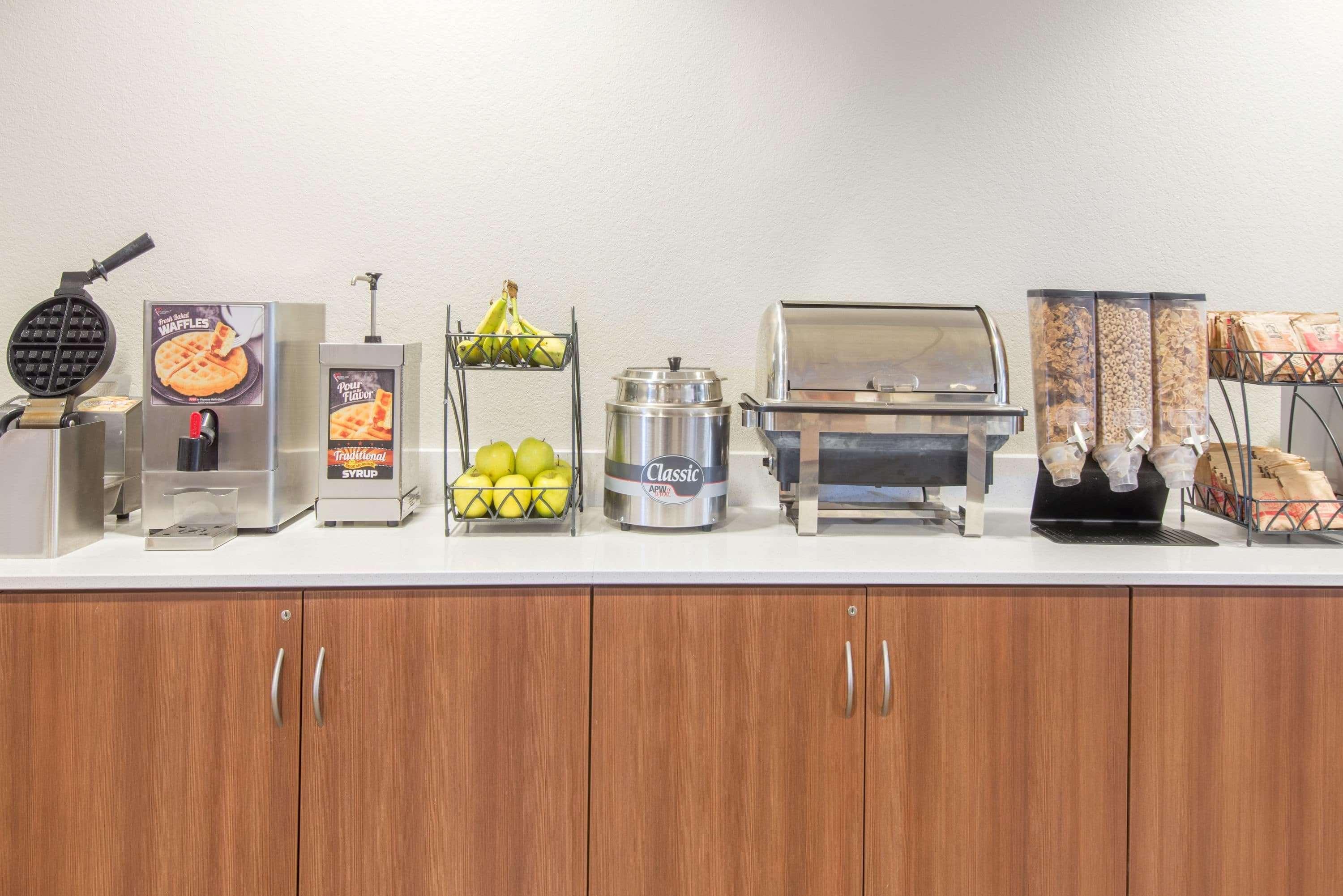 Microtel Inn & Suites By Wyndham Cadiz Bagian luar foto