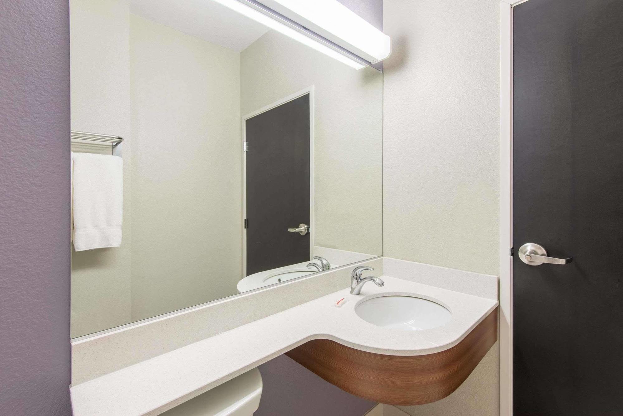 Microtel Inn & Suites By Wyndham Cadiz Bagian luar foto