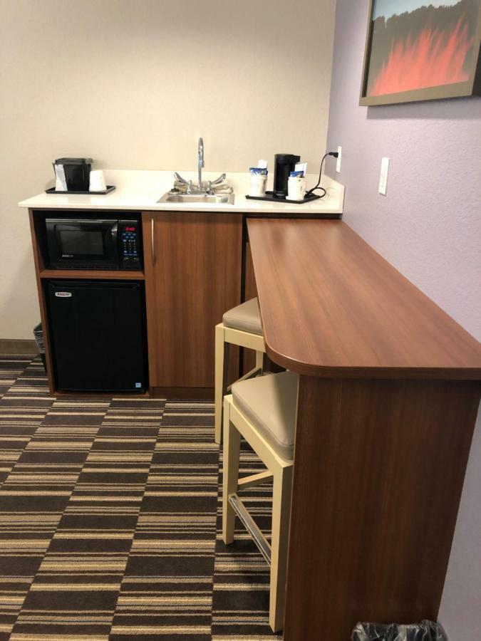 Microtel Inn & Suites By Wyndham Cadiz Bagian luar foto