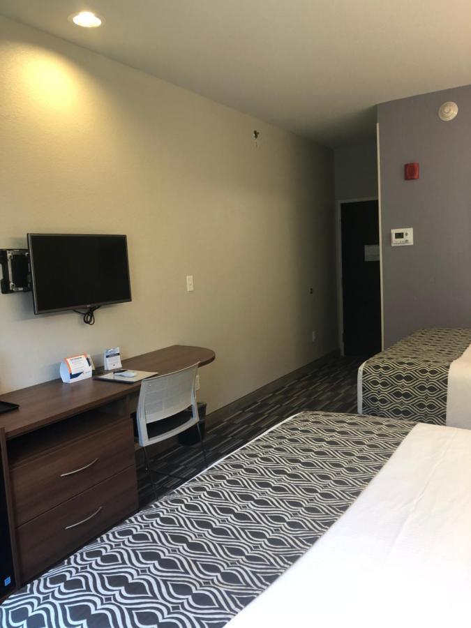 Microtel Inn & Suites By Wyndham Cadiz Bagian luar foto